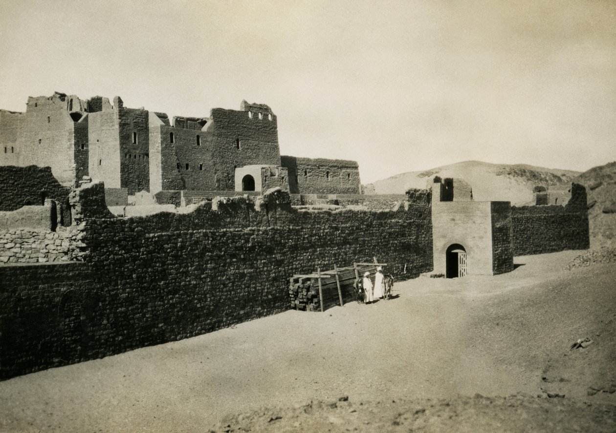 Kloster St. Simeon, von außen mit östlicher Mauer gesehen, Assuan, Ägypten, Fotografie von Ugo Monneret de Villard von Ugo Monneret de Villard