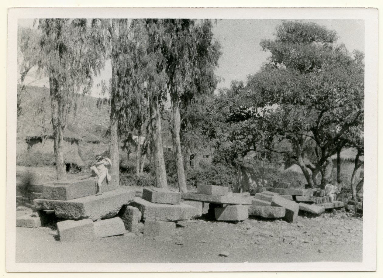 Reste von Steinplattformen, auch bekannt als Königsthrone, Axum, Äthiopien, Fotografie von Ugo Monneret de Villard von Ugo Monneret de Villard