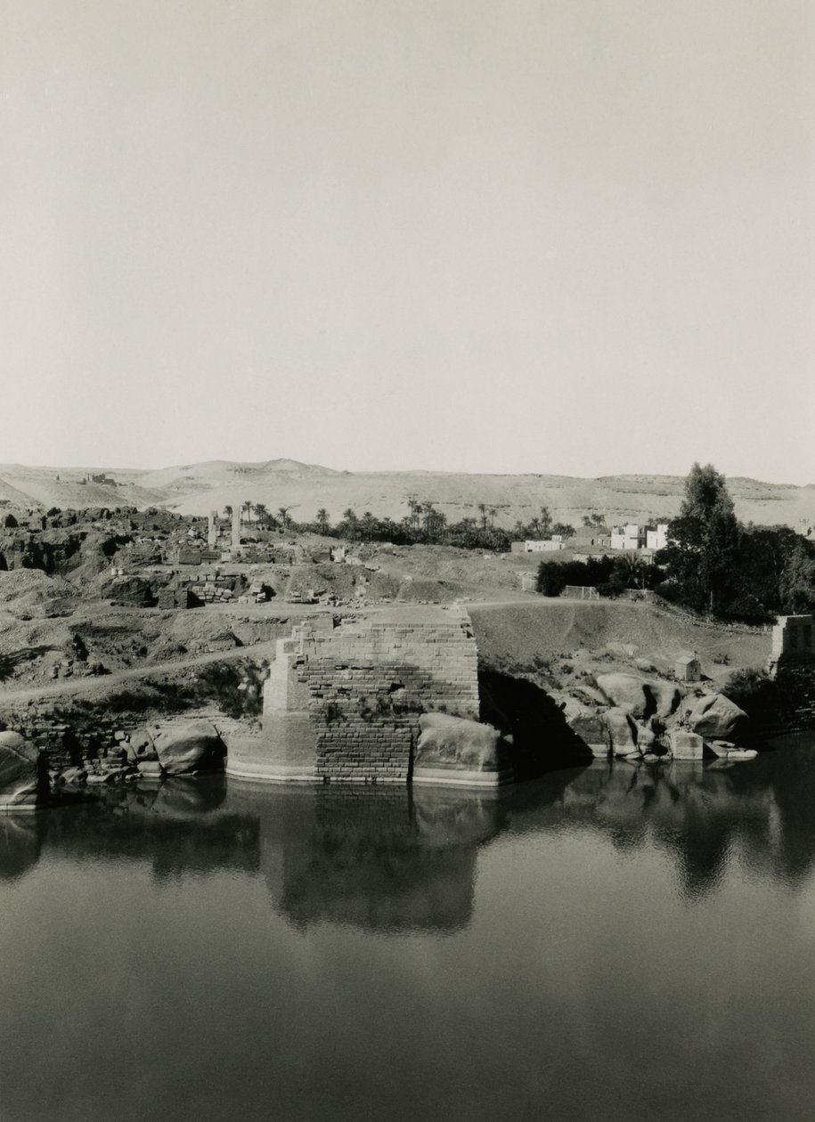 Tempelruinen auf der Insel Elephantine, mit Cleopatra-Bad im Vordergrund, Assuan, Ägypten von Ugo Monneret de Villard