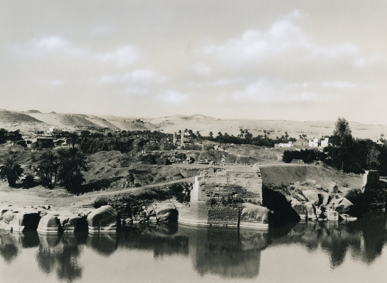 Blick auf die Insel Elephantine mit dem Nil, Ägypten, Foto von Ugo Monneret de Villard von Ugo Monneret de Villard