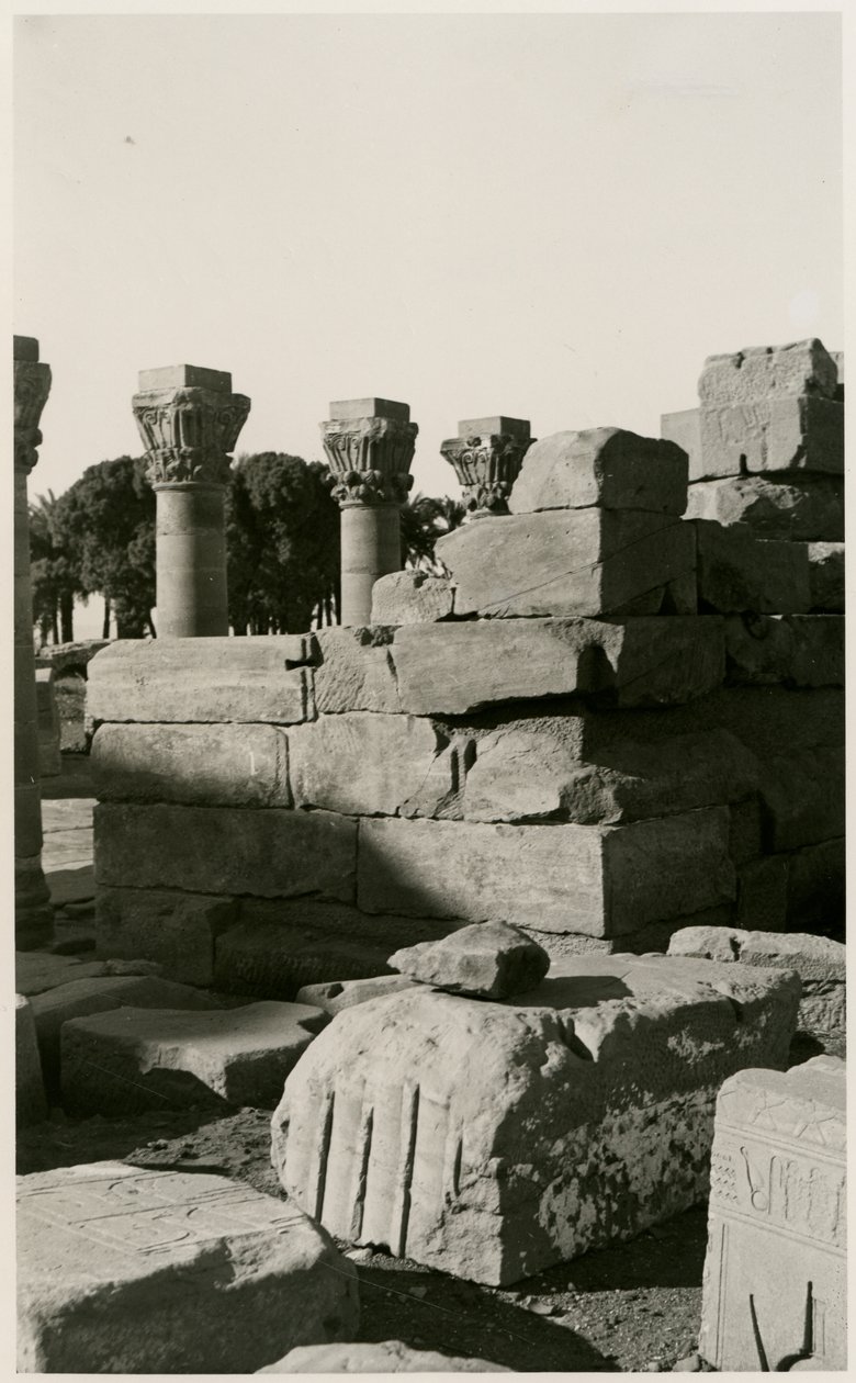 Ansicht des römischen Nymphäums, Dendera, Ägypten, Fotografie von Ugo Monneret de Villard von Ugo Monneret de Villard
