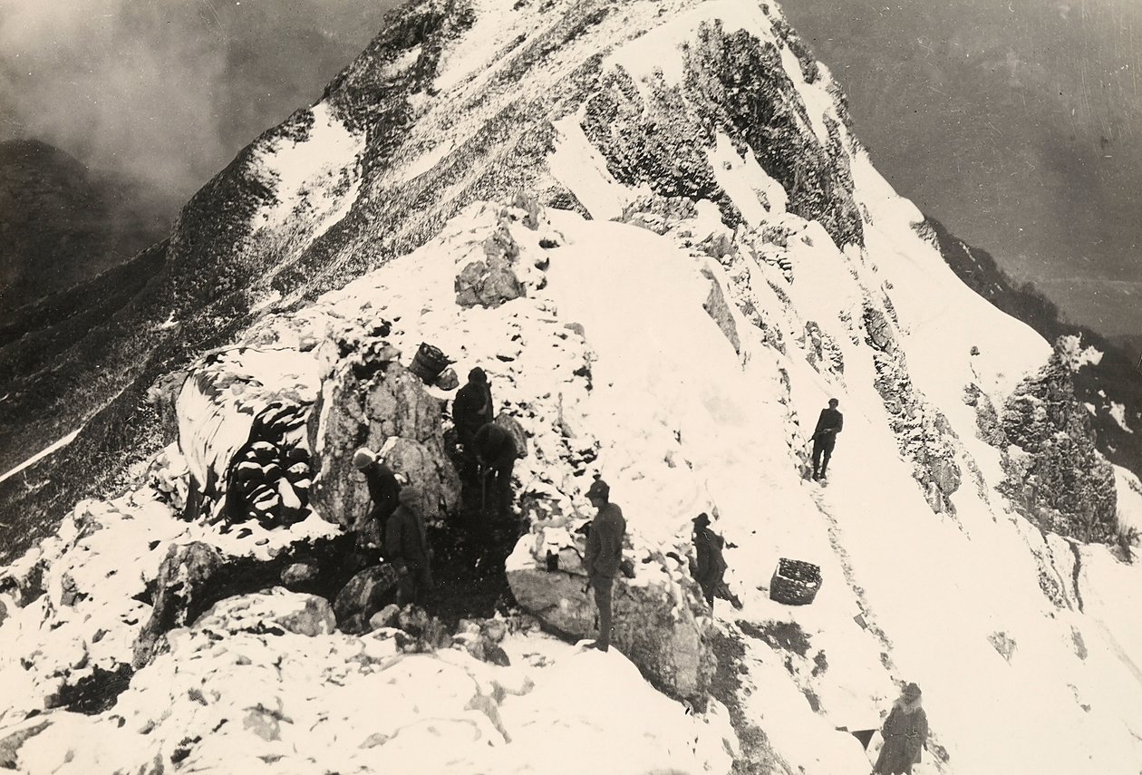 Operationen für die Nistplätze von Maschinengewehren auf dem Monte Nero während des Ersten Weltkriegs (s/w Foto) von Ugo Ojetti
