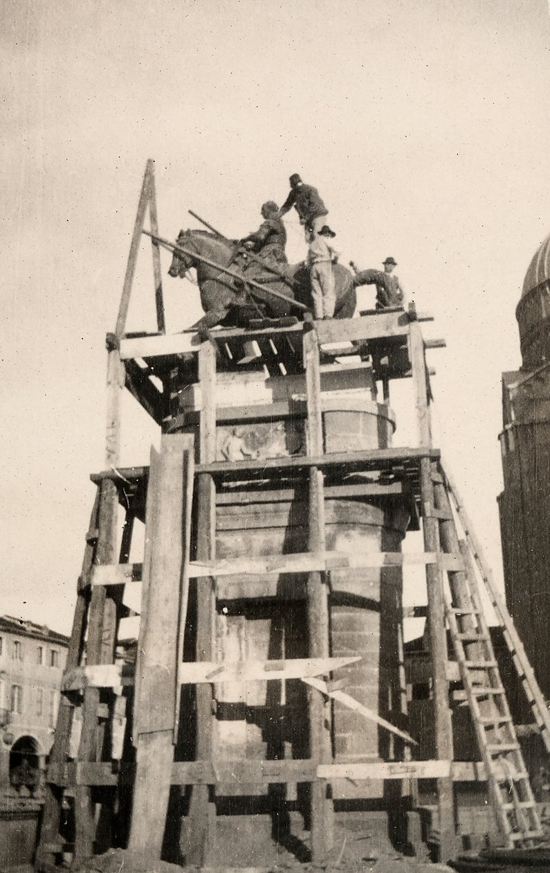 Das Reiterdenkmal „Gattamelata“ während der Restaurierung in Padua während des Ersten Weltkriegs von Ugo Ojetti