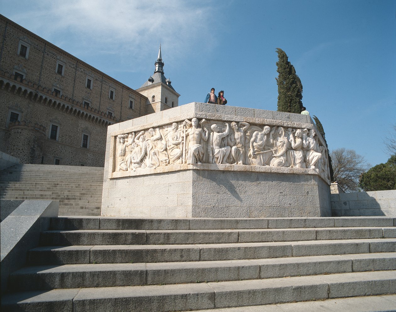 Stufen des Alcazar mit dem Denkmal des Sieges von Juan de Avalos, 1961 von Unbekannt Unbekannt