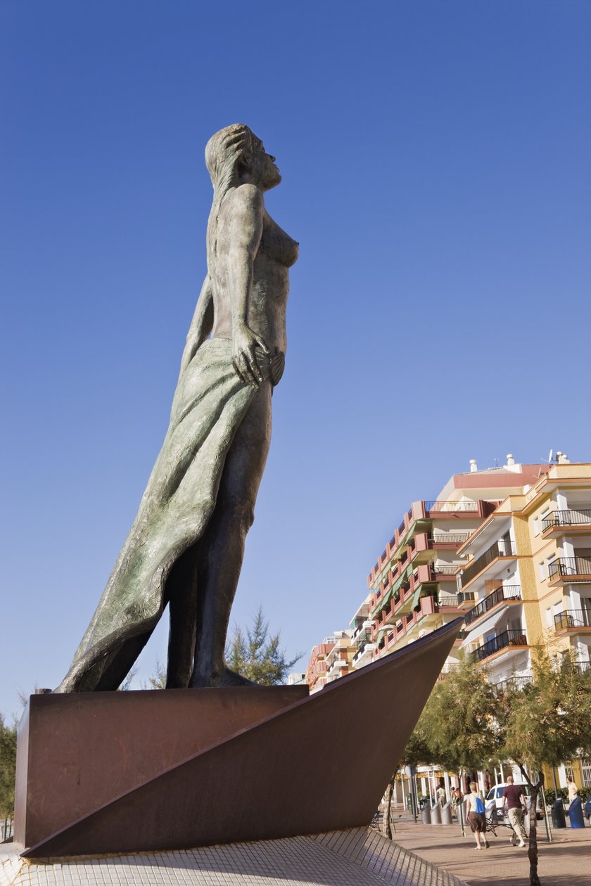 Die Promenade mit Skulptur von Luis Reyes von Unbekannt Unbekannt
