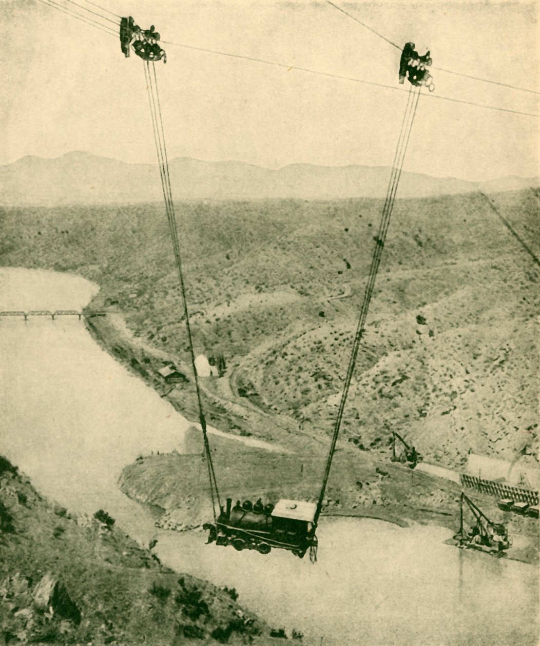 Eine Bauunternehmermaschine wird über eine Schlucht geschwenkt, Rio Grande River, New Mexico, 1930 von Unbekannt