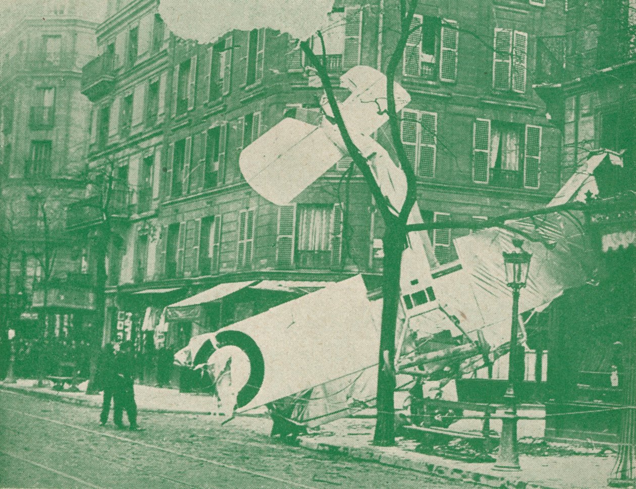 Ein französisches Flugzeug landet in einer Pariser Straße, um 1917 von Unbekannt