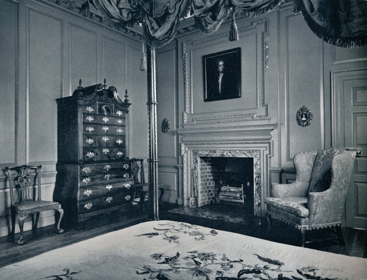 Eine Neuengland-Kommode mit Bombe-Basis in einem der Schlafzimmer des Palastes von Williamsburg von Unbekannt