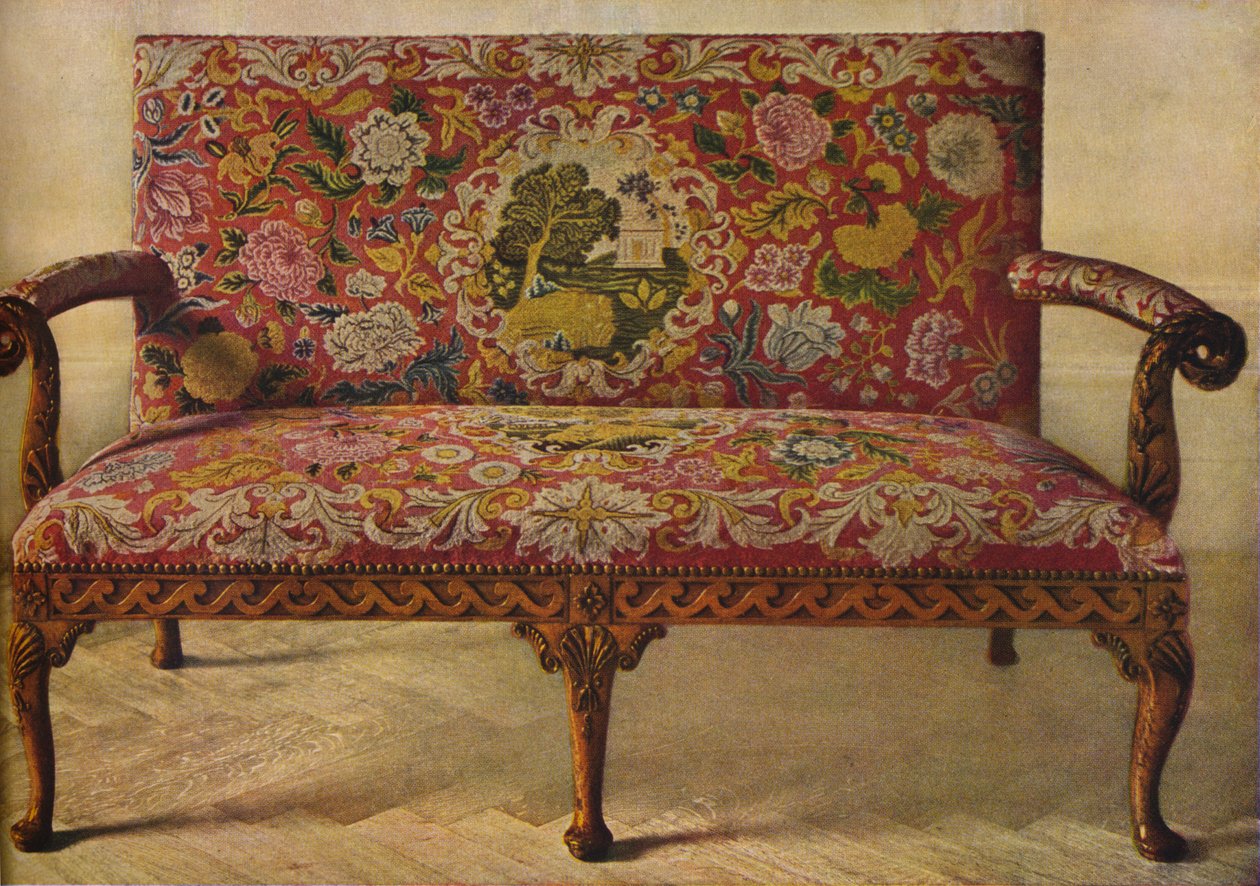 Ein Queen-Anne-Sofa mit Petit Point bezogen, um 1900, 1936 von Unbekannt