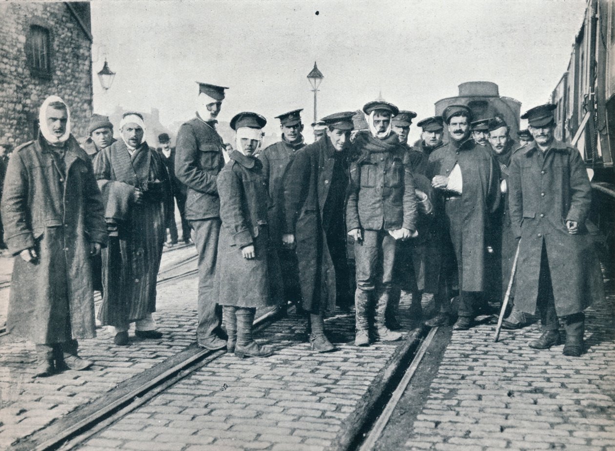Eine Gruppe von Neuve Chapelle Verwundeten an einem französischen Bahnhof, 1915 von Unbekannt