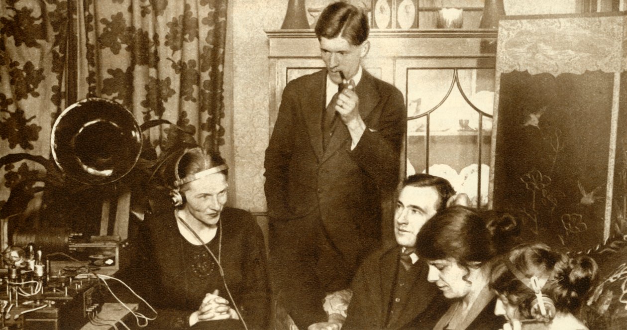 Eine Familie hört die Ergebnisse der Parlamentswahl von 1923 von Unbekannt