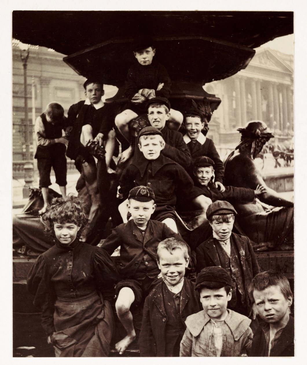 Eine Gruppe von Kindern vor dem Steble-Brunnen, Liverpool, um 1905 von Unbekannt