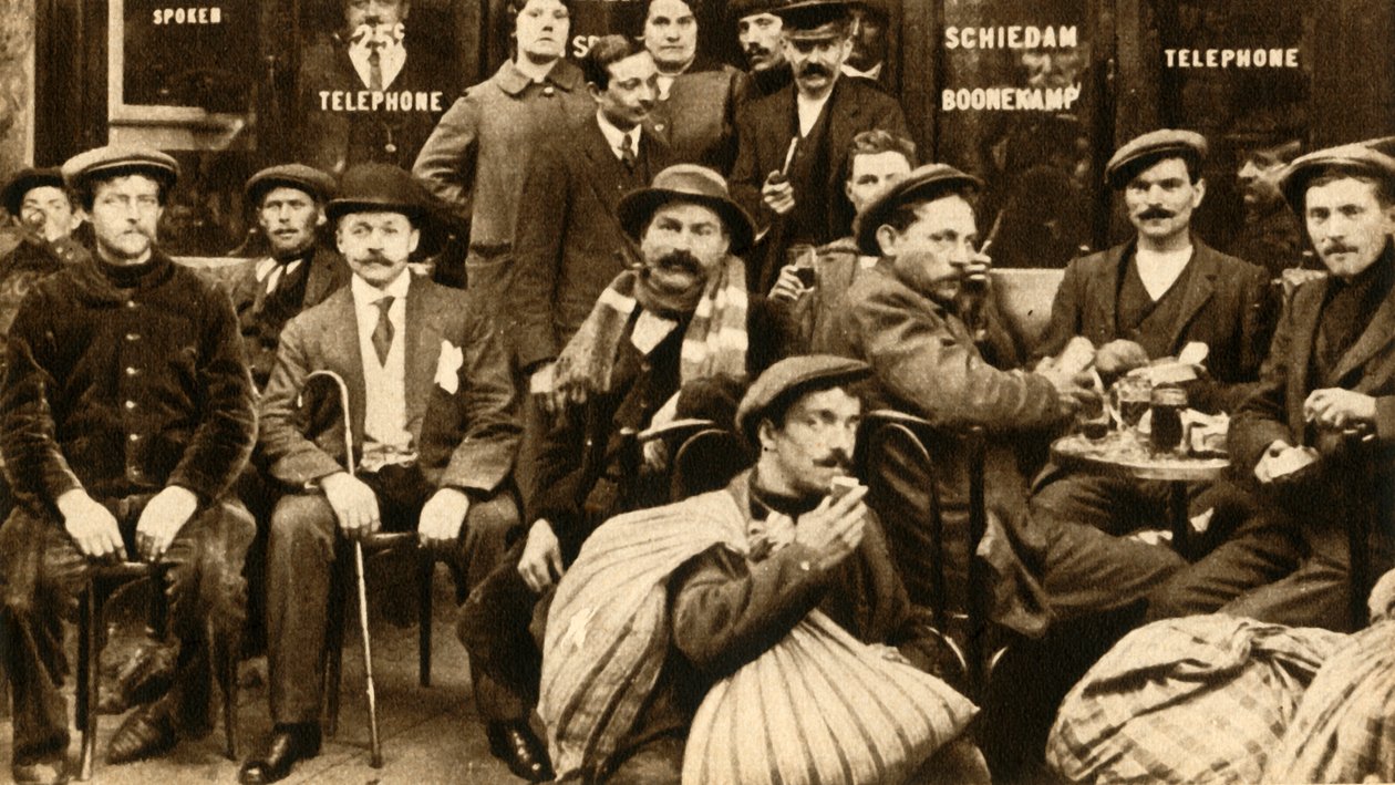 Eine Gruppe von Flüchtlingsfeldarbeitern in einem Café in Paris, Erster Weltkrieg, 1914-1918 von Unbekannt