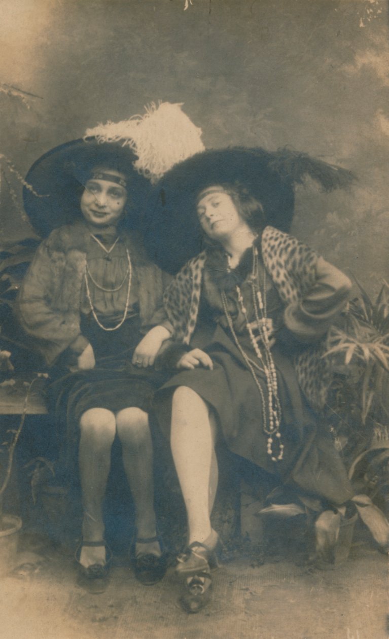 Ein Studiofoto von zwei Damen, ca. 1910 von Unbekannt