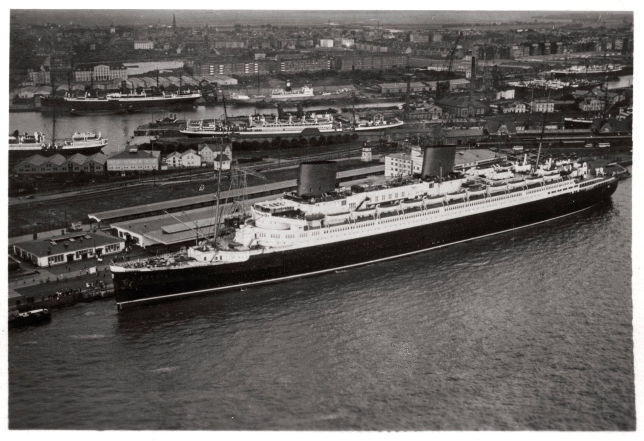 Luftaufnahme des Bremer Hafens, Deutschland, und des Liners Europa, von einem Zeppelin, ca. 1931 1933 von Unbekannt