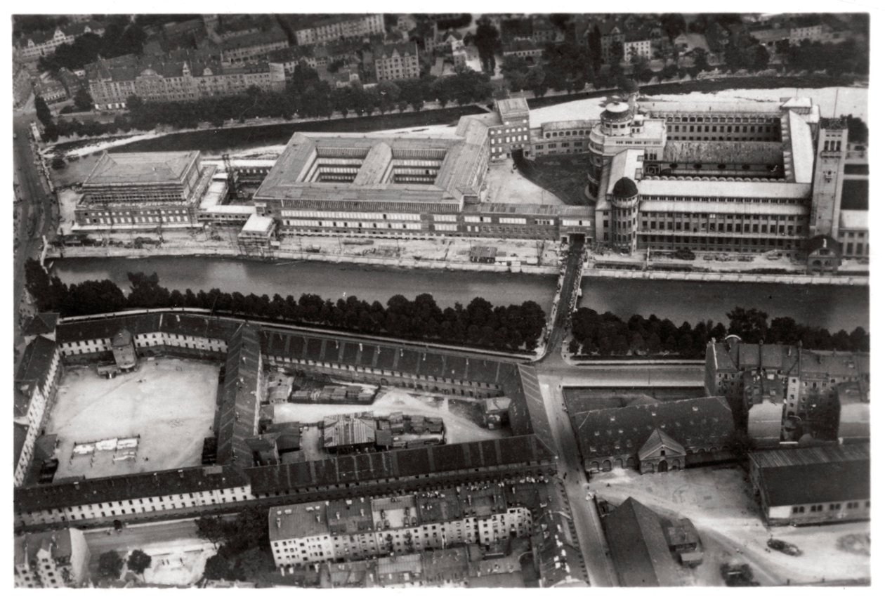 Luftaufnahme des Deutschen Museums, München, Deutschland, von einem Zeppelin, ca. 1931-1933 von Unbekannt