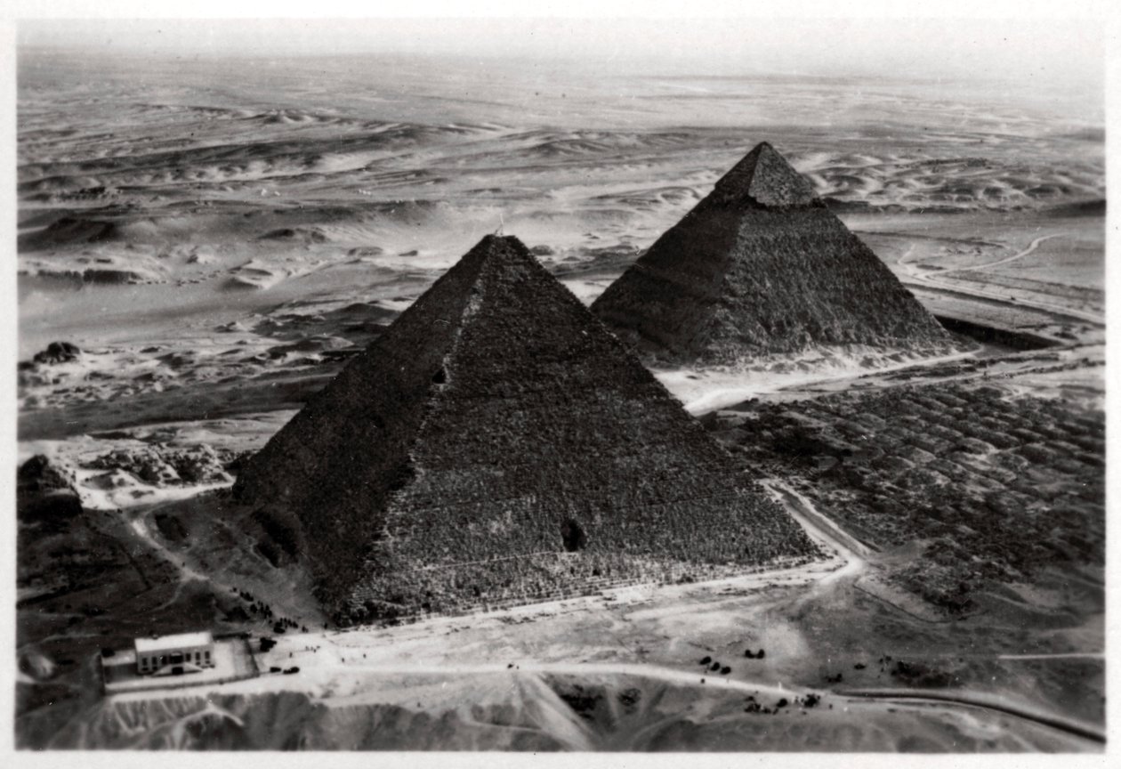 Luftaufnahme der Pyramiden von Gizeh, Ägypten, aus einem Zeppelin von Unbekannt