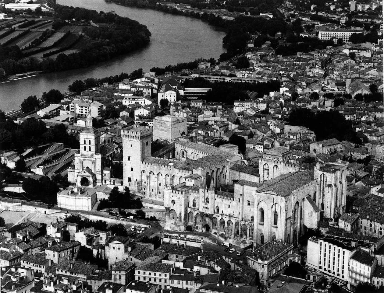 Luftaufnahme des Papstpalastes (1335-1355) und der Kathedrale Notre Dame des Doms (12. Jahrhundert). Avignon, Vaucluse von Unbekannt