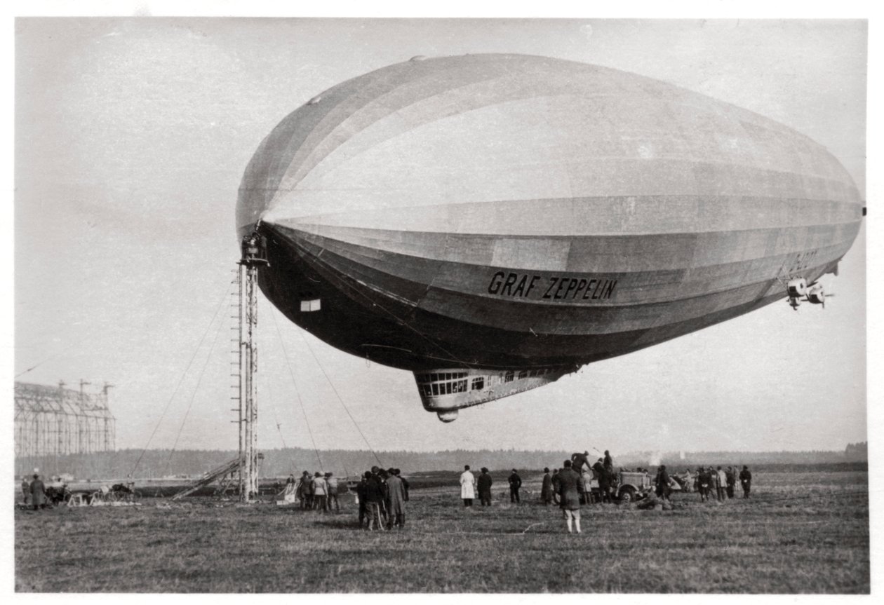 Luftschiff LZ127 Graf Zeppelin vertäut in Loewental, Deutschland, 1933 von Unbekannt