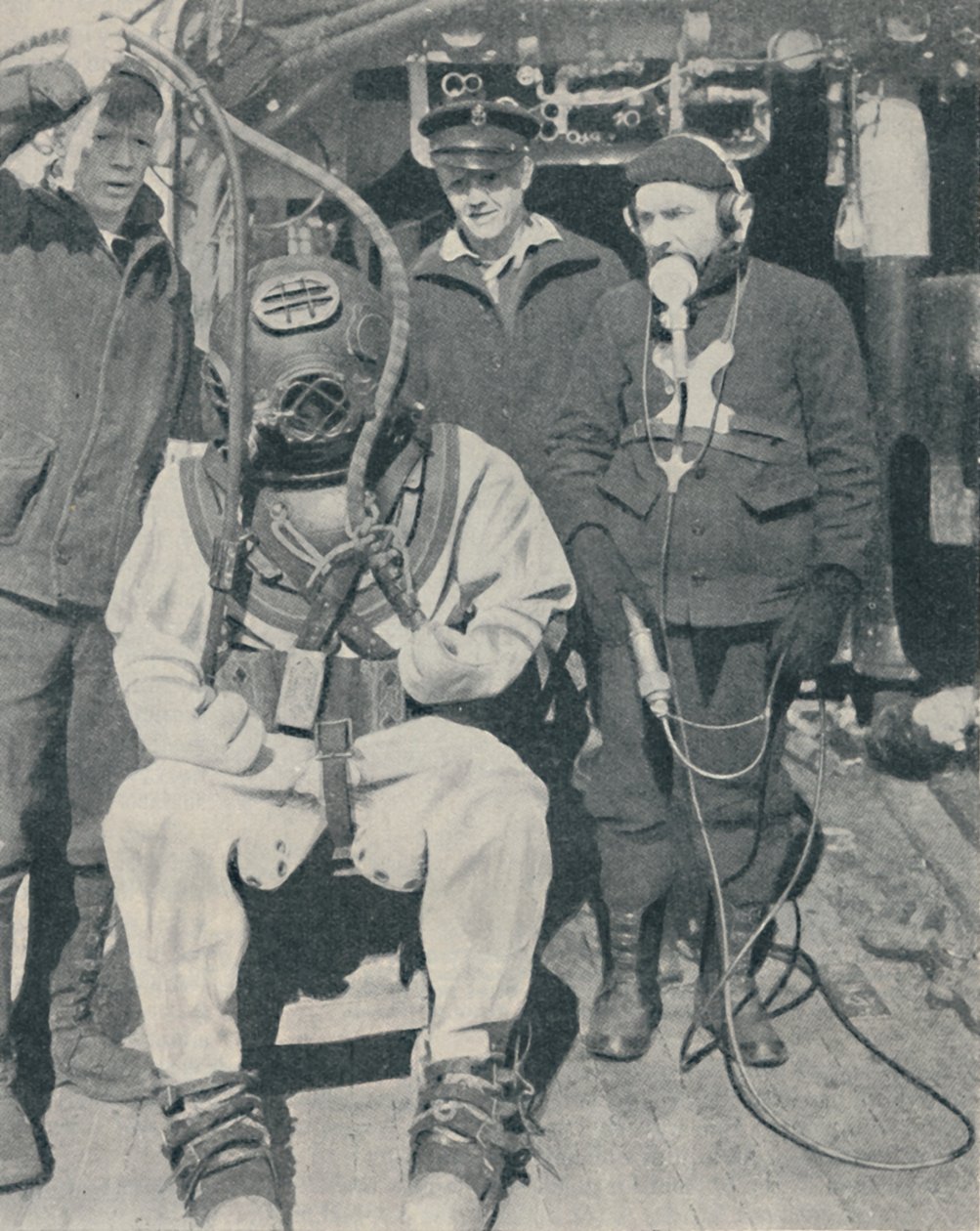 Amerikanischer Marinetaucher trägt dreifingrige wasserdichte Gummihandschuhe, 1937 von Unbekannt