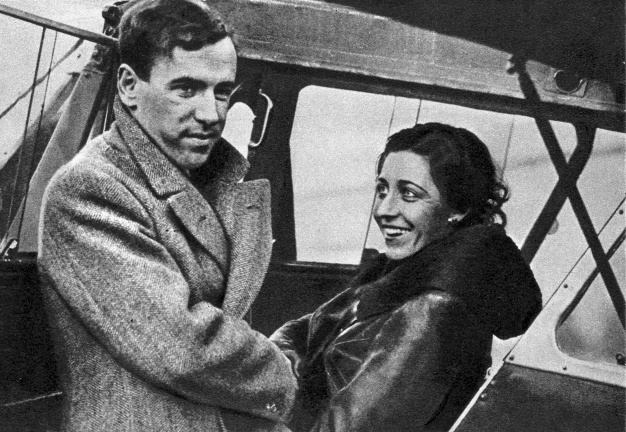 Amy Johnson, britische Fliegerin, kurz vor dem Aufbruch nach Kapstadt von Unbekannt