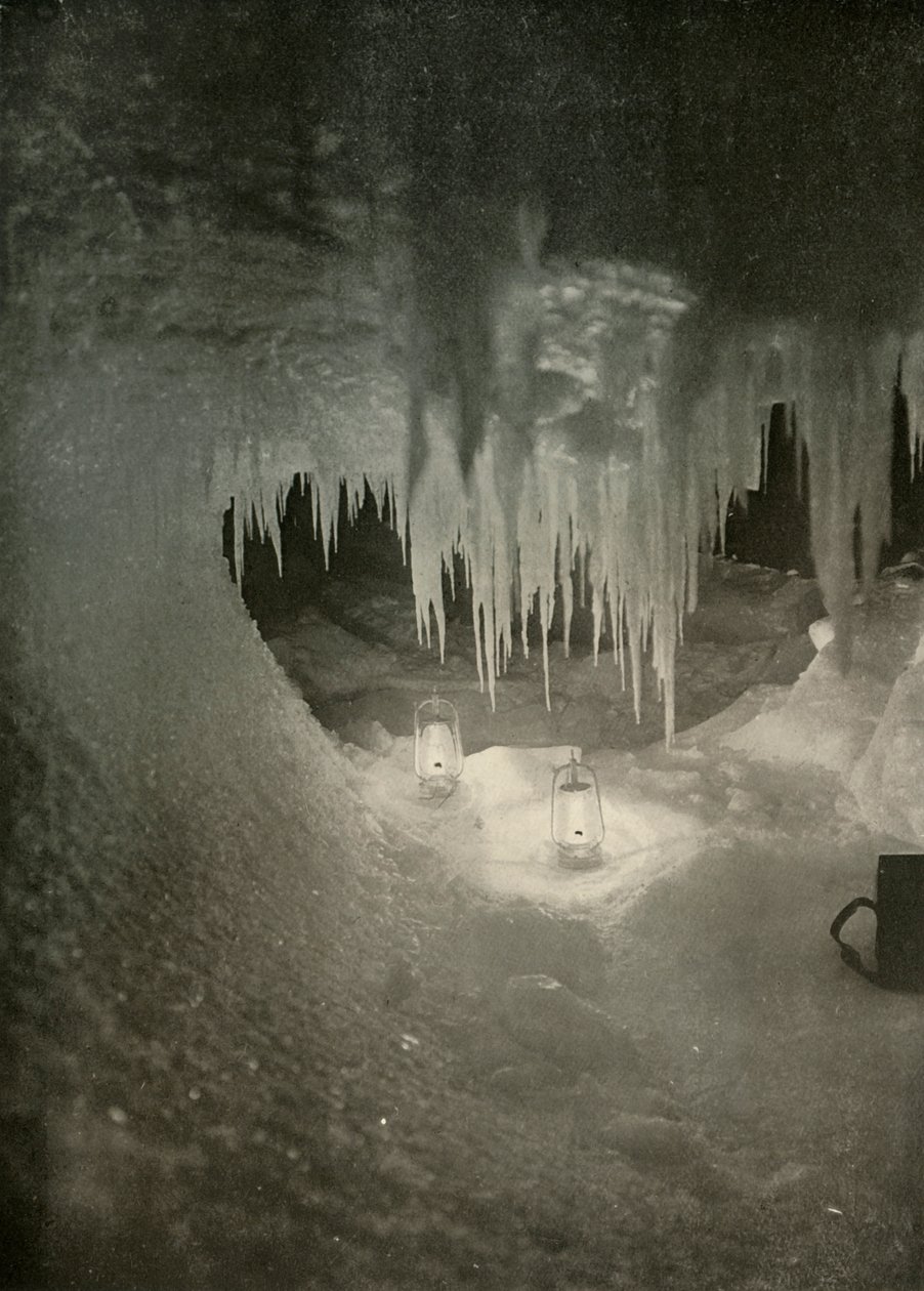Eine Eishöhle im Winter. Fotografiert im Licht von Hurrikanlampen, ca. 1908, 1909 von Unbekannt