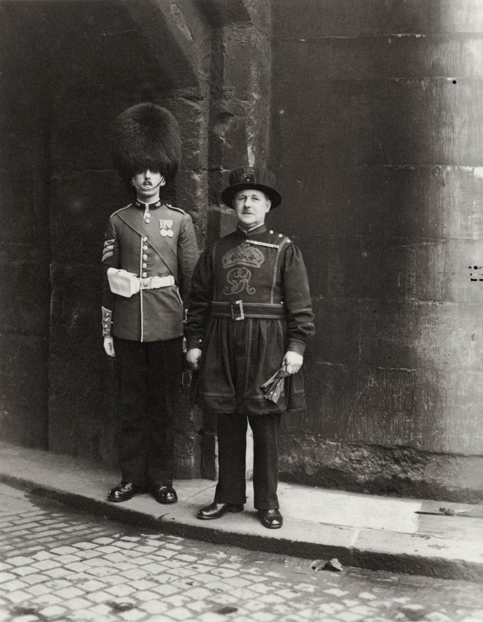 Alt und Neu am Tower of London von Unbekannt