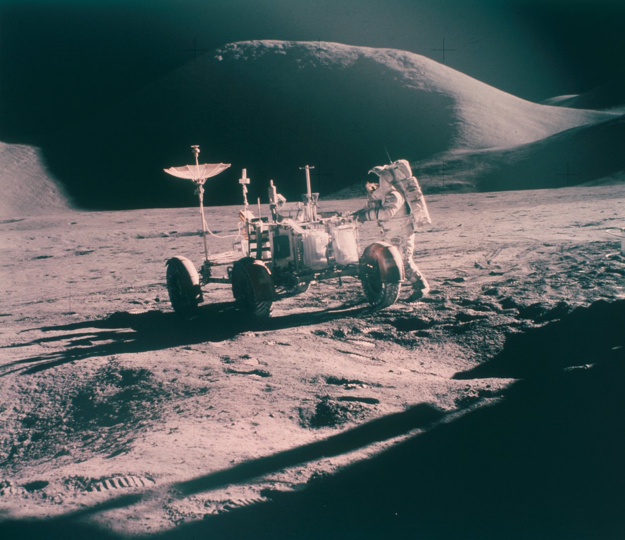 Apollo 15 Astronaut James Irwin mit dem Lunar Rover, August 1971 von Unbekannt