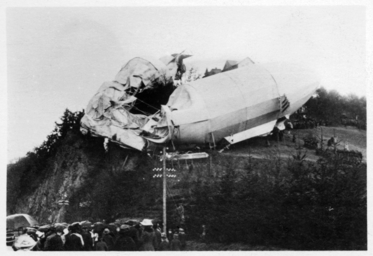 Armee-Zeppelin Z2 LZ5 strandete bei einem Sturm in der Nähe von Weilburg, Deutschland, 1910, 1933 von Unbekannt