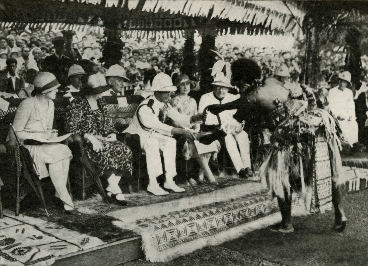In Suva, Fidschi. Präsentation eines Tabua-Zahns des Pottwals ...1927, 1937 von Unbekannt