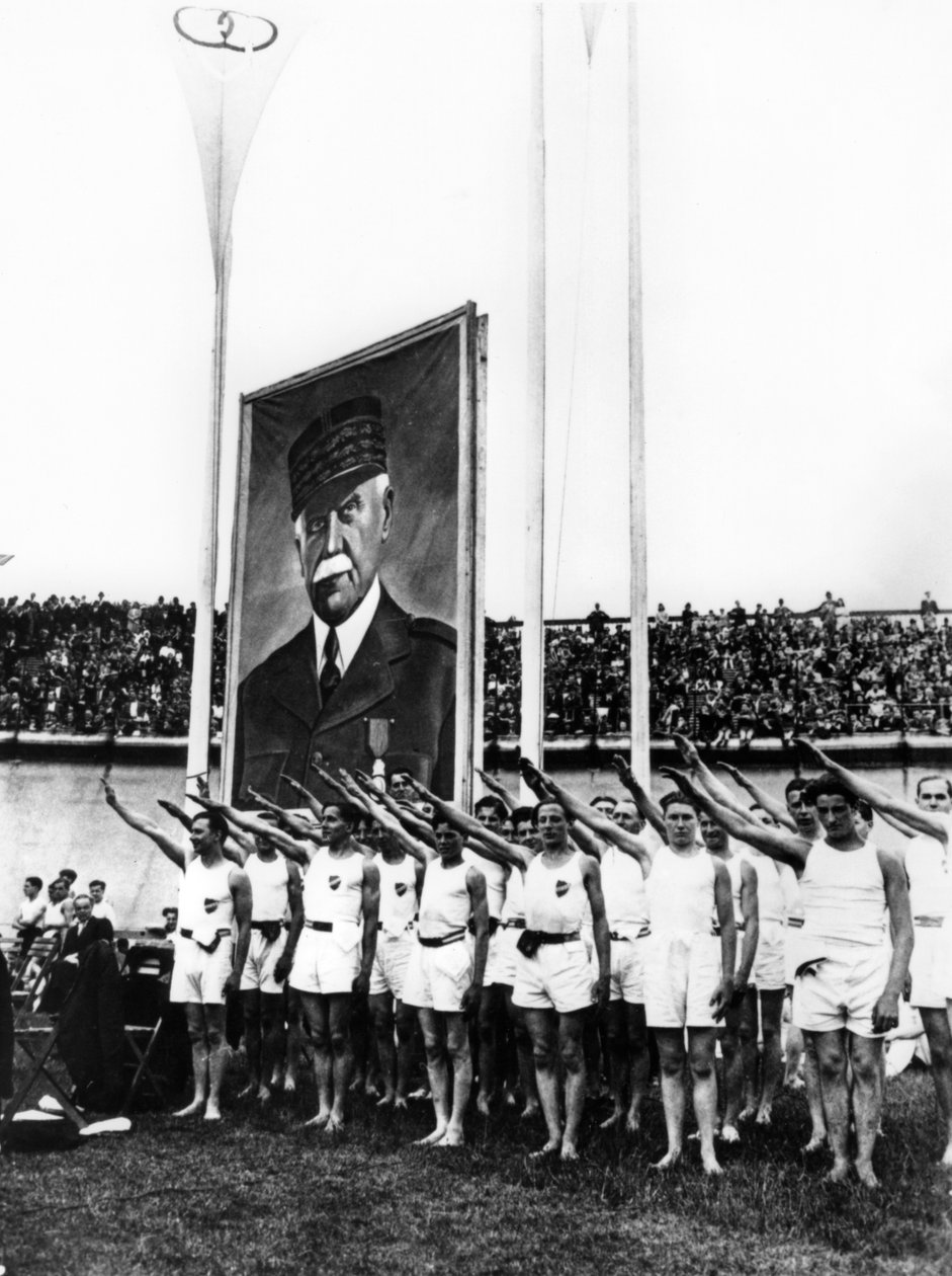 Athleten geben den faschistischen Gruß, Parc des Princes, Paris, 1941 von Unbekannt