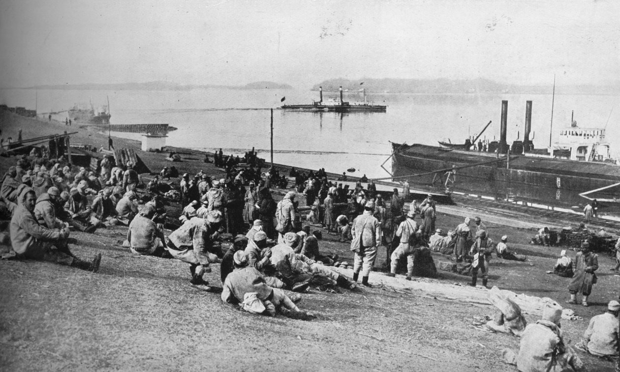 Österreichische Gefangene, die von Serben gefangen genommen wurden, ruhen sich mittags am Ufer der Donau aus, 1915 von Unbekannt