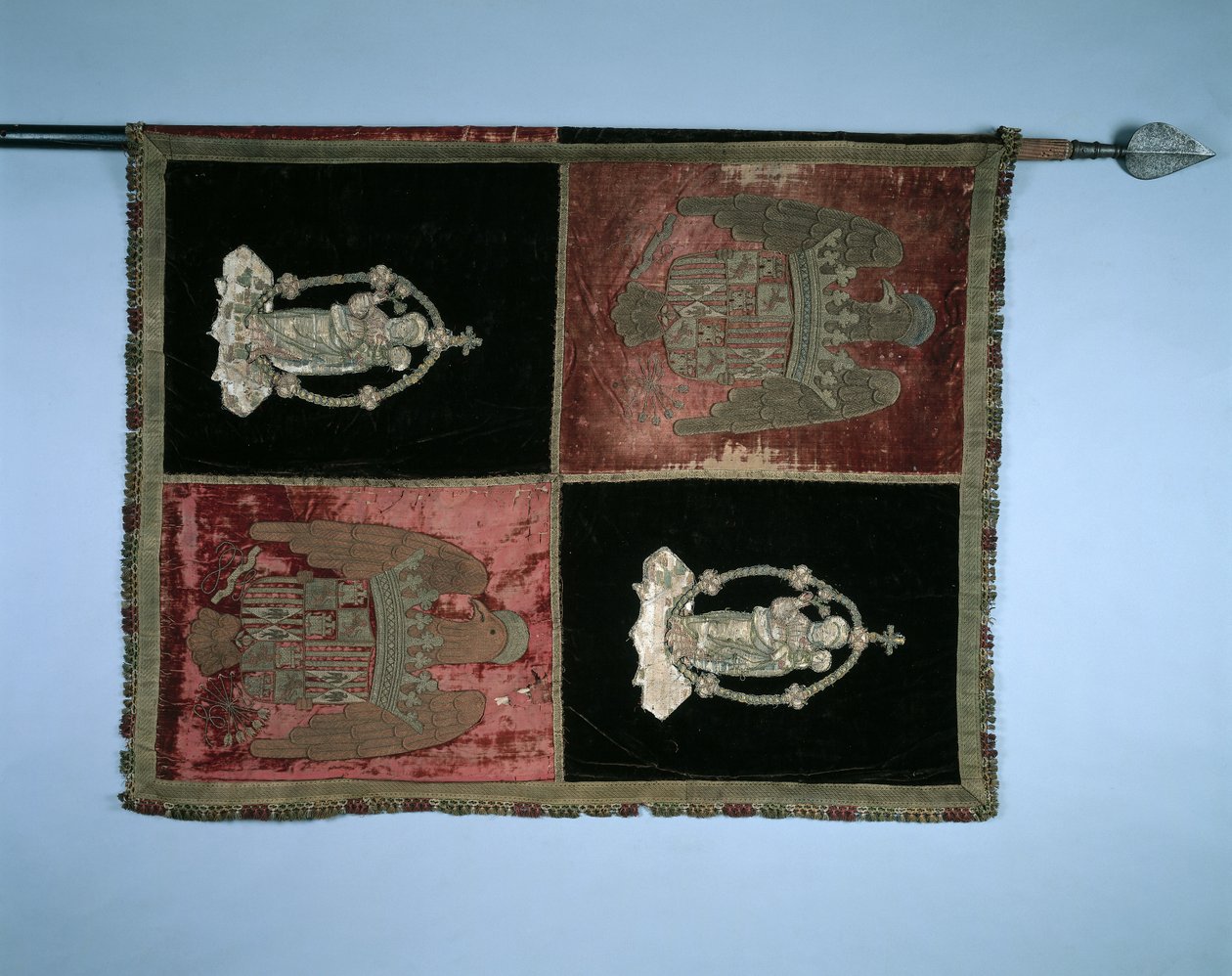 Banner mit einem gevierten königlichen Wappen von Spanien und der Madonna mit Kind, 1500er Jahre von Unbekannt