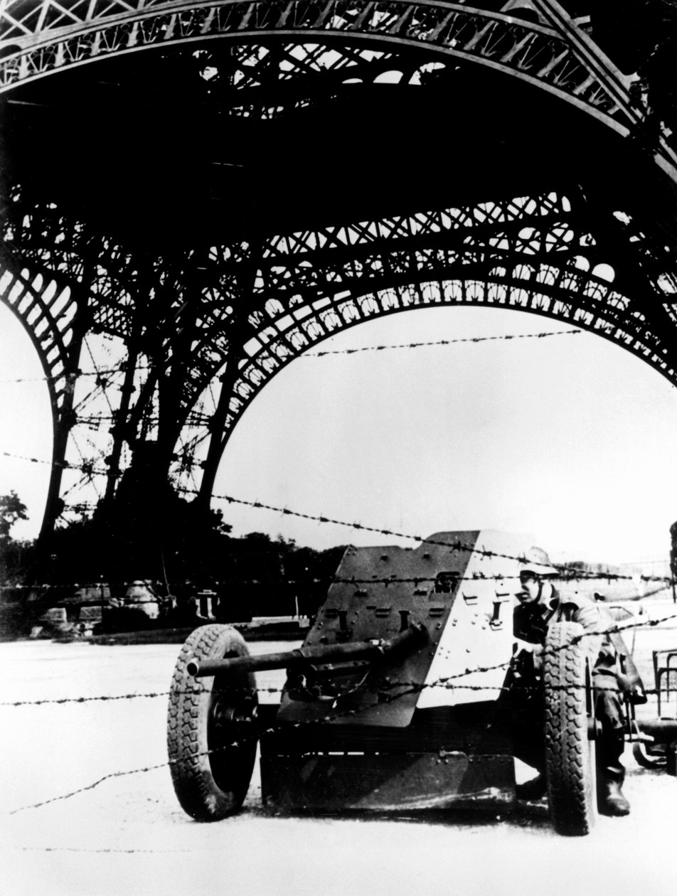Stacheldraht und Panzerabwehrkanone unter dem Eiffelturm, deutsch besetztes Paris, 1940-1944 von Unbekannt