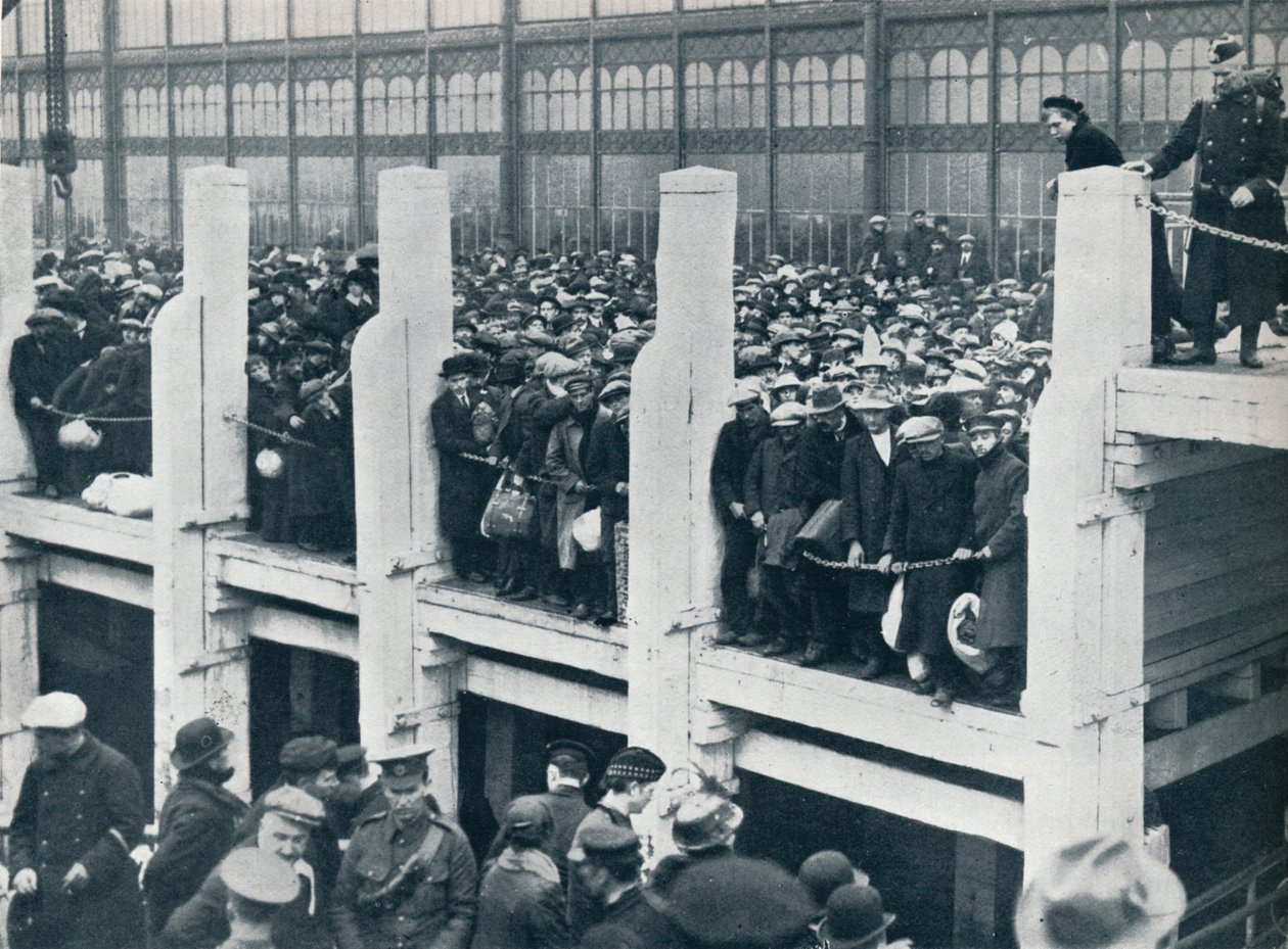 Belgische Flüchtlinge im Hafen von Ostende, die auf ein Boot nach England warten, 1914 von Unbekannt