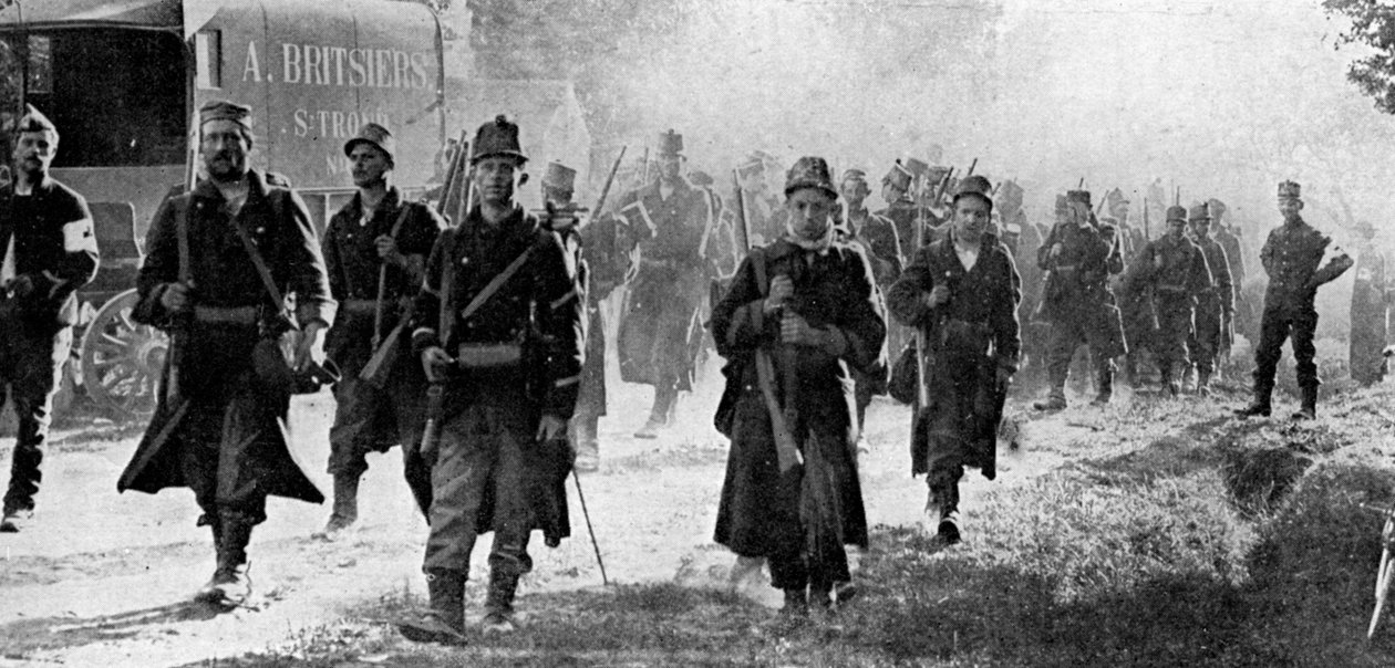 Belgische Truppen nähern sich dem Schlachtfeld, Erster Weltkrieg, 1914 von Unbekannt