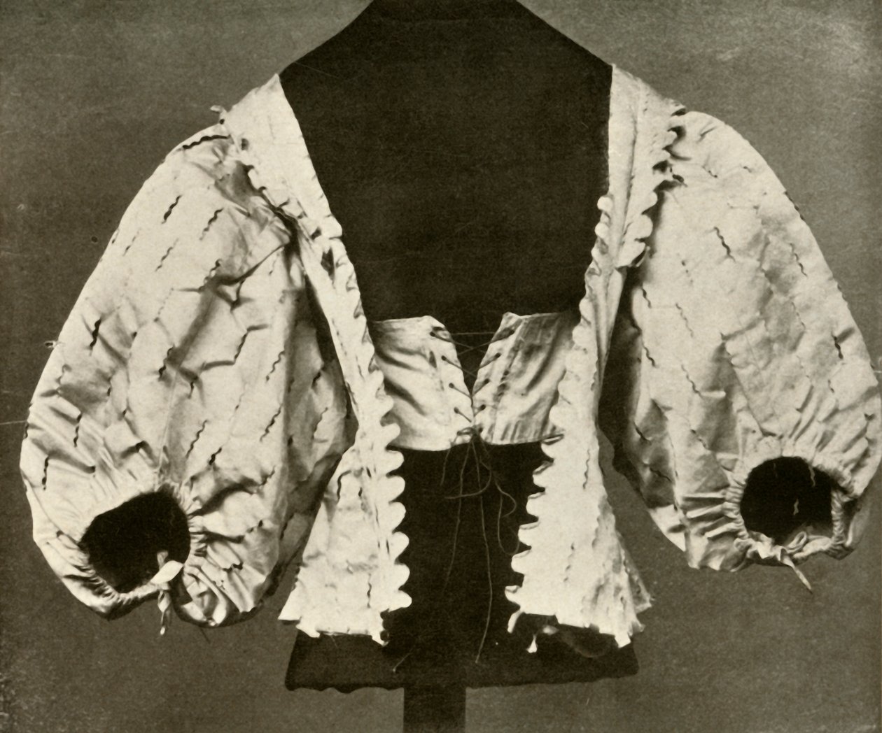 Mieder aus weißem Satin, geschlitzt und gepunktet, ca. 1620-1640, 1937 von Unbekannt