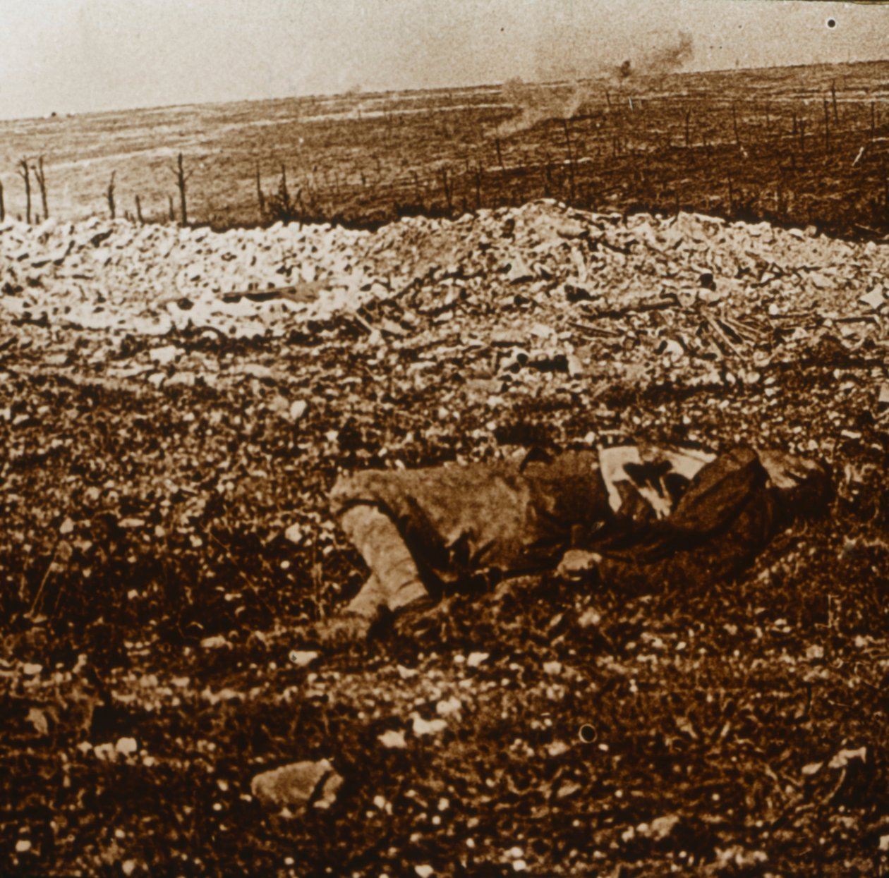 Körper mit Sperrfeuer in der Ferne, ca. 1914-1918 von Unbekannt