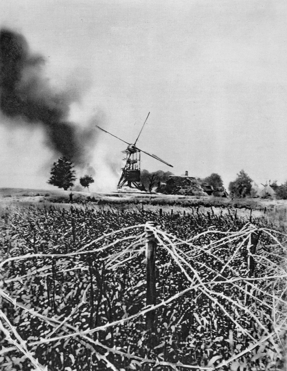 Beschuss einer Windmühle mit Brandgranaten, Artois, Frankreich, Erster Weltkrieg, 1915 von Unbekannt