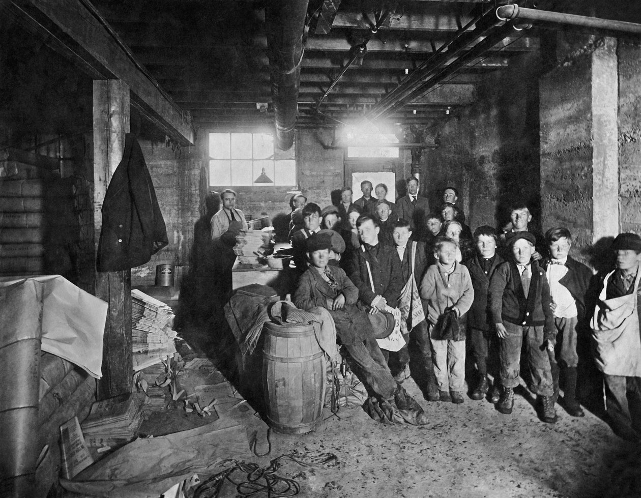 Jungen sammeln Zeitungen zum Verkauf, USA, ca. 1919 von Unbekannt