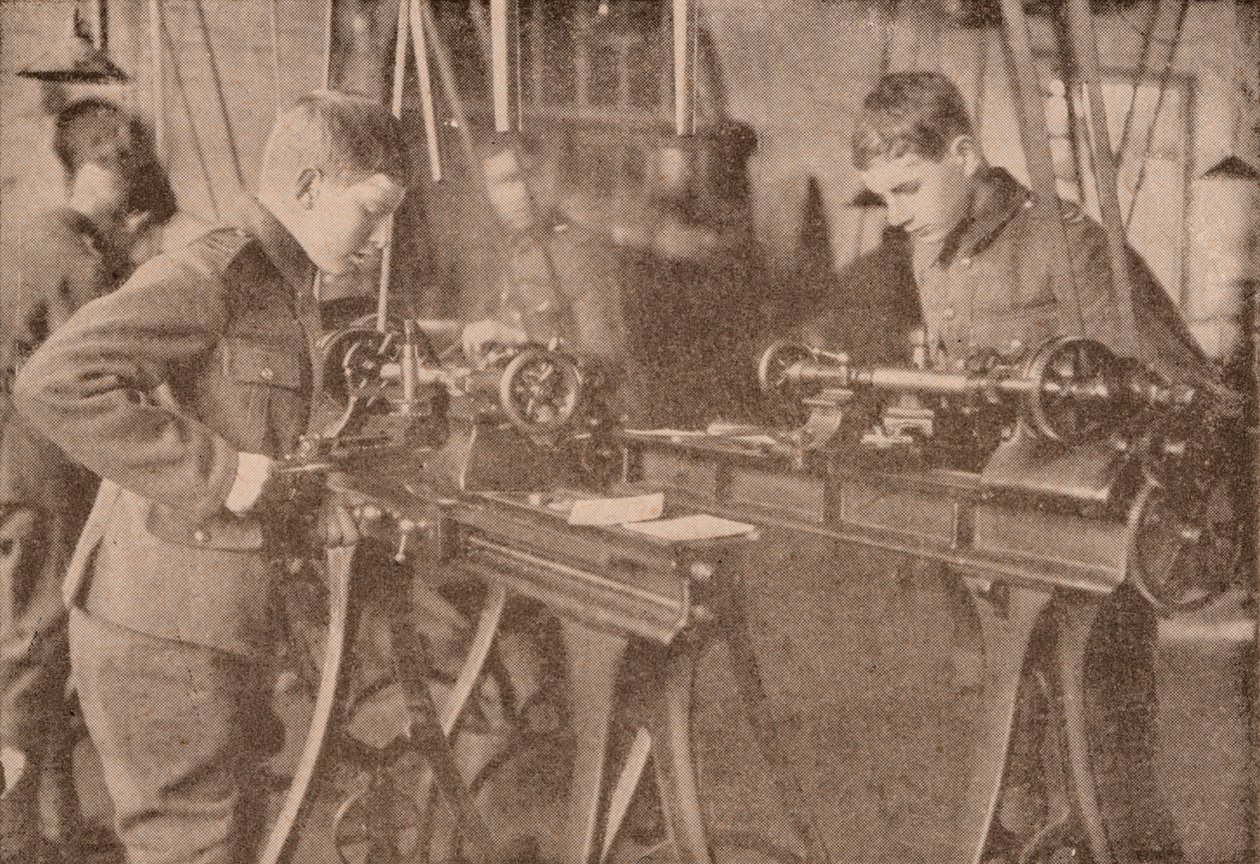Jungen des Bradfield College stellen Granatenteile her, Berkshire, ca. 1916 von Unbekannt