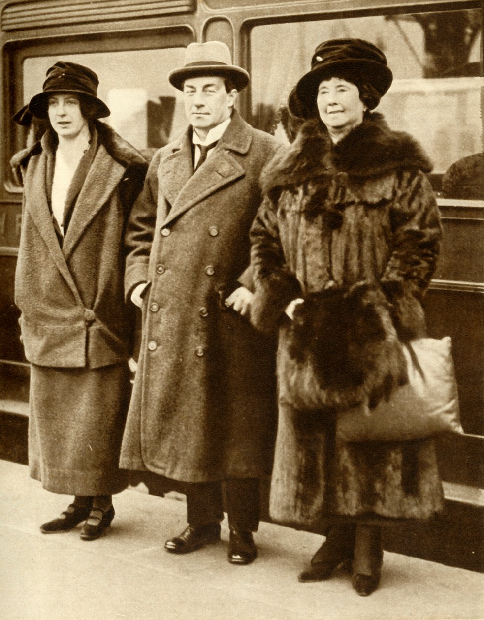 Der britische Premierminister Stanley Baldwin mit seiner Frau und Tochter, London, 27. Januar 1923, 1935 von Unbekannt