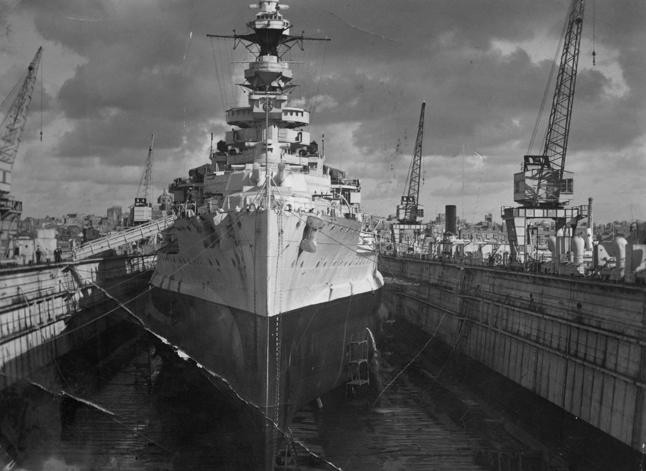 Britisches Schlachtschiff HMS Malaya im Schwimmdock, Malta, ca. 1937 von Unbekannt