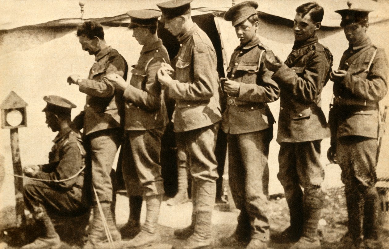 Britische Soldaten synchronisieren ihre Uhren an der Frontlinie, Erster Weltkrieg, 1914-1918, 1933 von Unbekannt