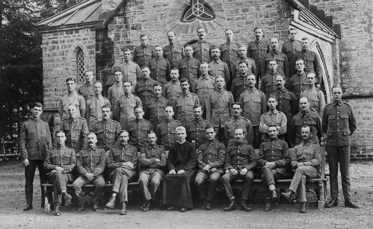 Britische Truppen vor der Garnisonskirche, Chakrata, 1917 von Unbekannt