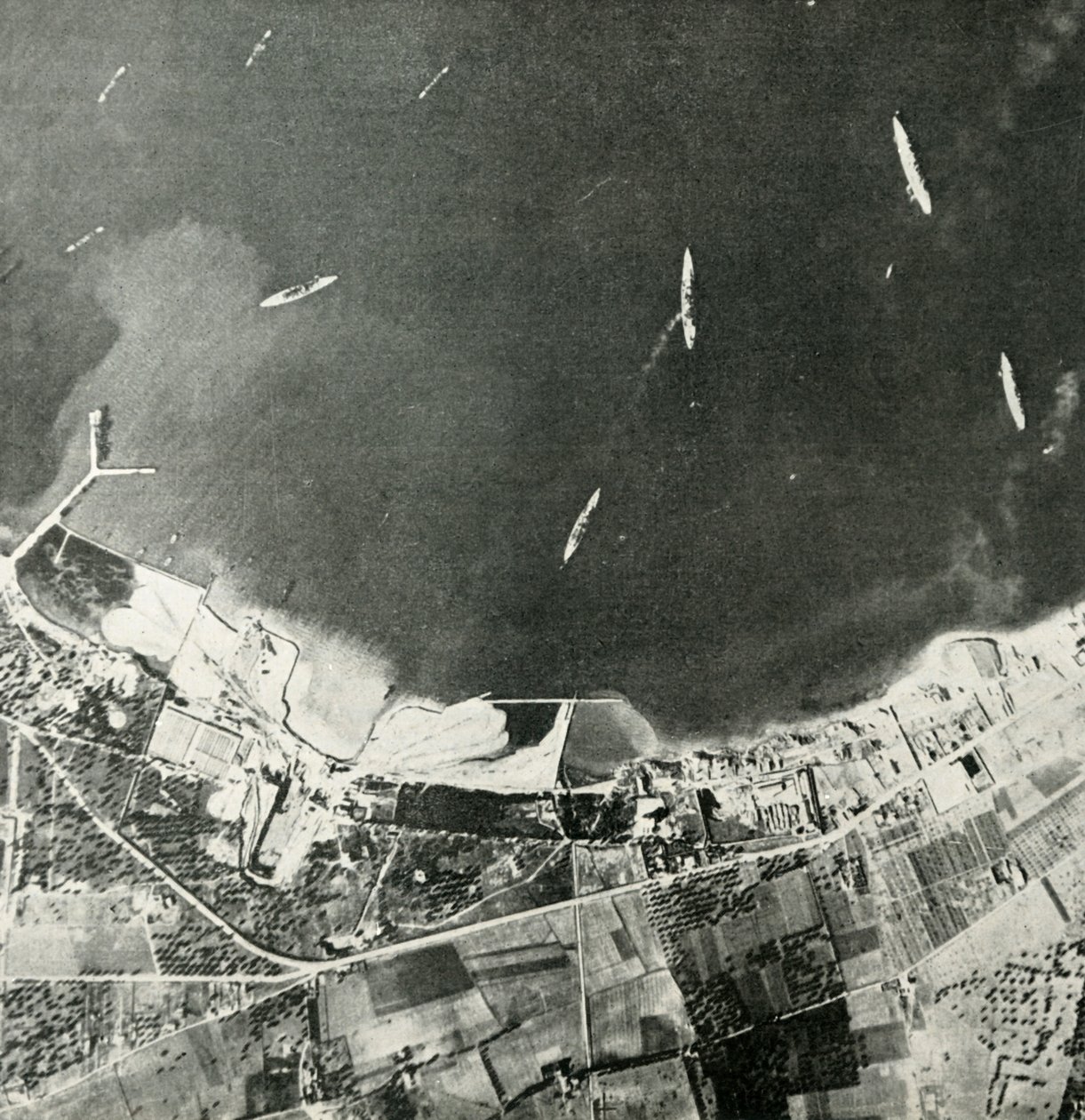 Britische Kriegsschiffe vor der Küste Maltas, Zweiter Weltkrieg, 1940-1942, 1944 von Unbekannt