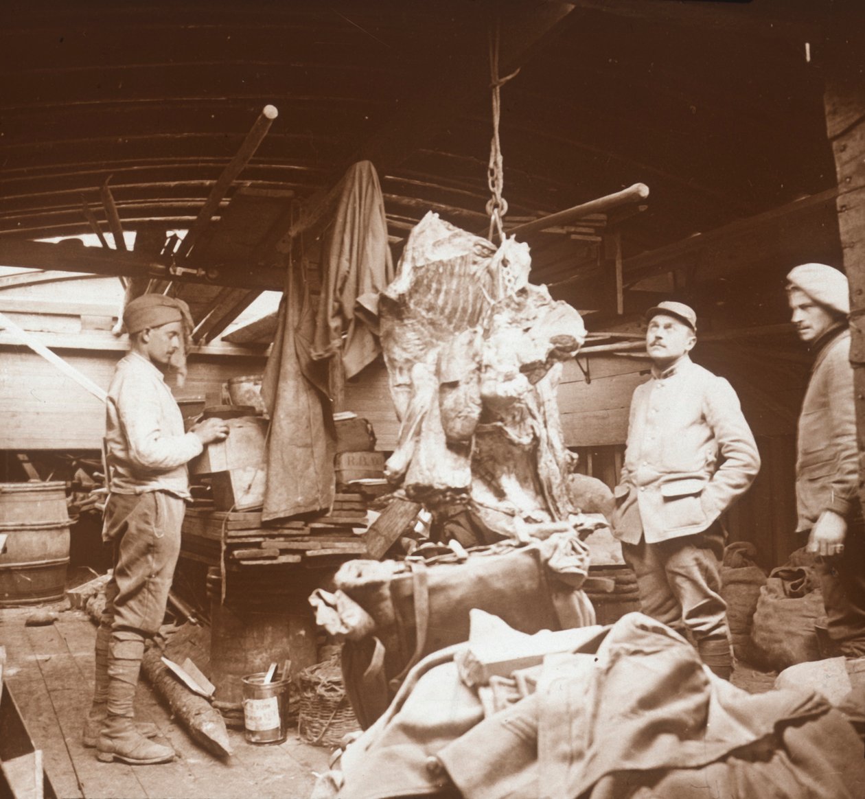 Metzger auf einem Lastkahn, Somme, Nordfrankreich, ca. 1914-1918 von Unbekannt