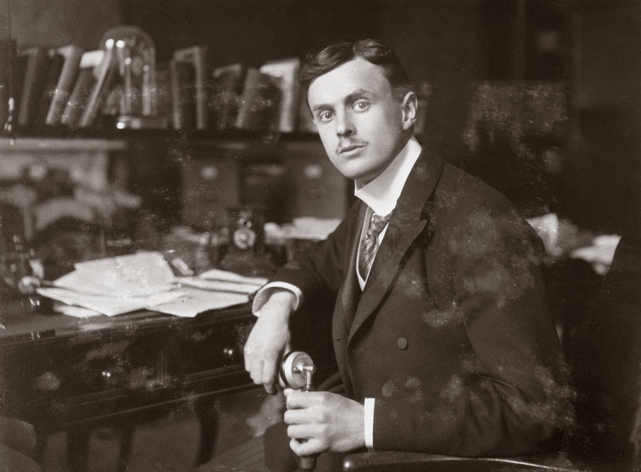C S Rolls an seinem Schreibtisch, ca. 1902 von Unbekannt