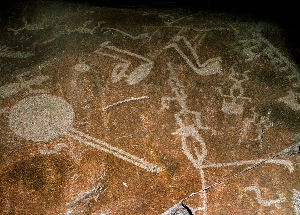 Gravierte Petroglyphen Menschen, Hirsche, Elche, Vögel, Stiefel und Kreise, 4.-3. Jahrtausend v. Chr. von Unbekannt