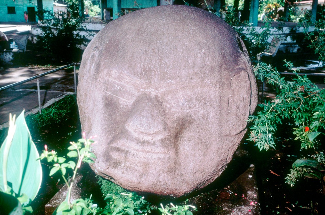 Monolithischer Kopf aus Monte Alto, Guatemala, präkolumbisch, präklassische Periode, 1500-100 v. Chr. von Unbekannt